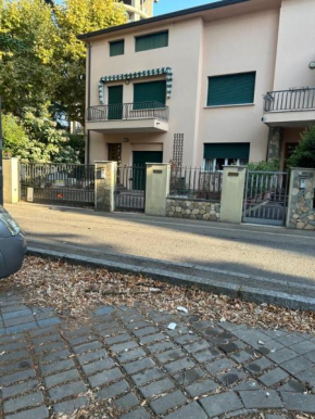 Villetta centro Imola 4 adulti persone in matrimoniale, una piazza e mezzo e un singolo con parcheggio privato gratuito